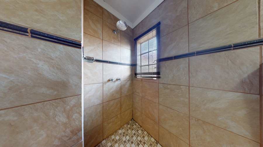 5 Bedroom Property for Sale in Kannoniers Park North West